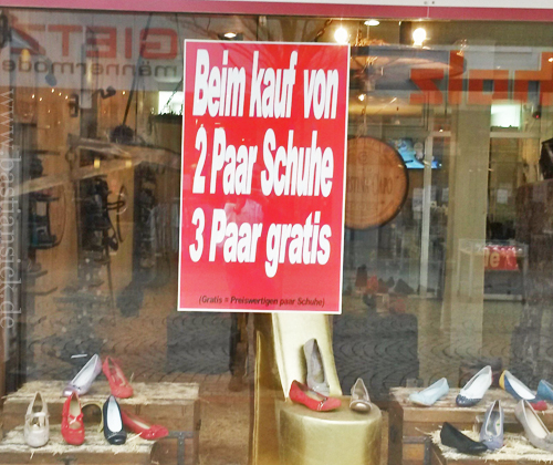 2 Paar Schuhe 3 Paar gratis_WZ (Geschäft in Bremen-Vegesack) © Dietmar Kreicker_Vc5ToCEl_f.jpg